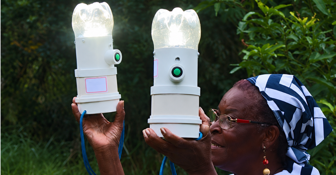 Solar lamps bringing sustainable lighting to a community in Rio de Janeiro with Litro de Luz